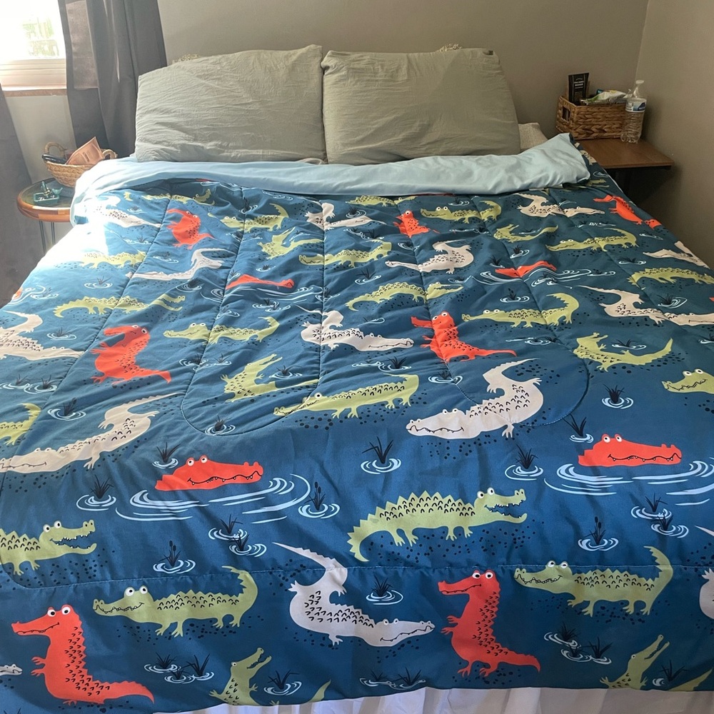 Twin Size Alligator Print Comforter - Navy Blue/Green